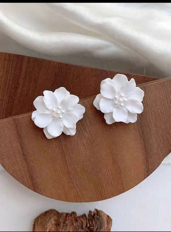 1 Pair Minimalist Versatile Exaggerated Camellia Flower & Pearl Stud Earrings, Elegant For Women